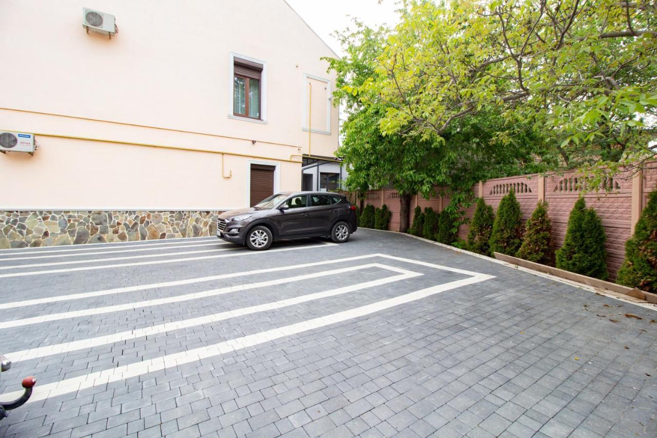 Seveneleven Apartments Chernivtsi Bagian luar foto